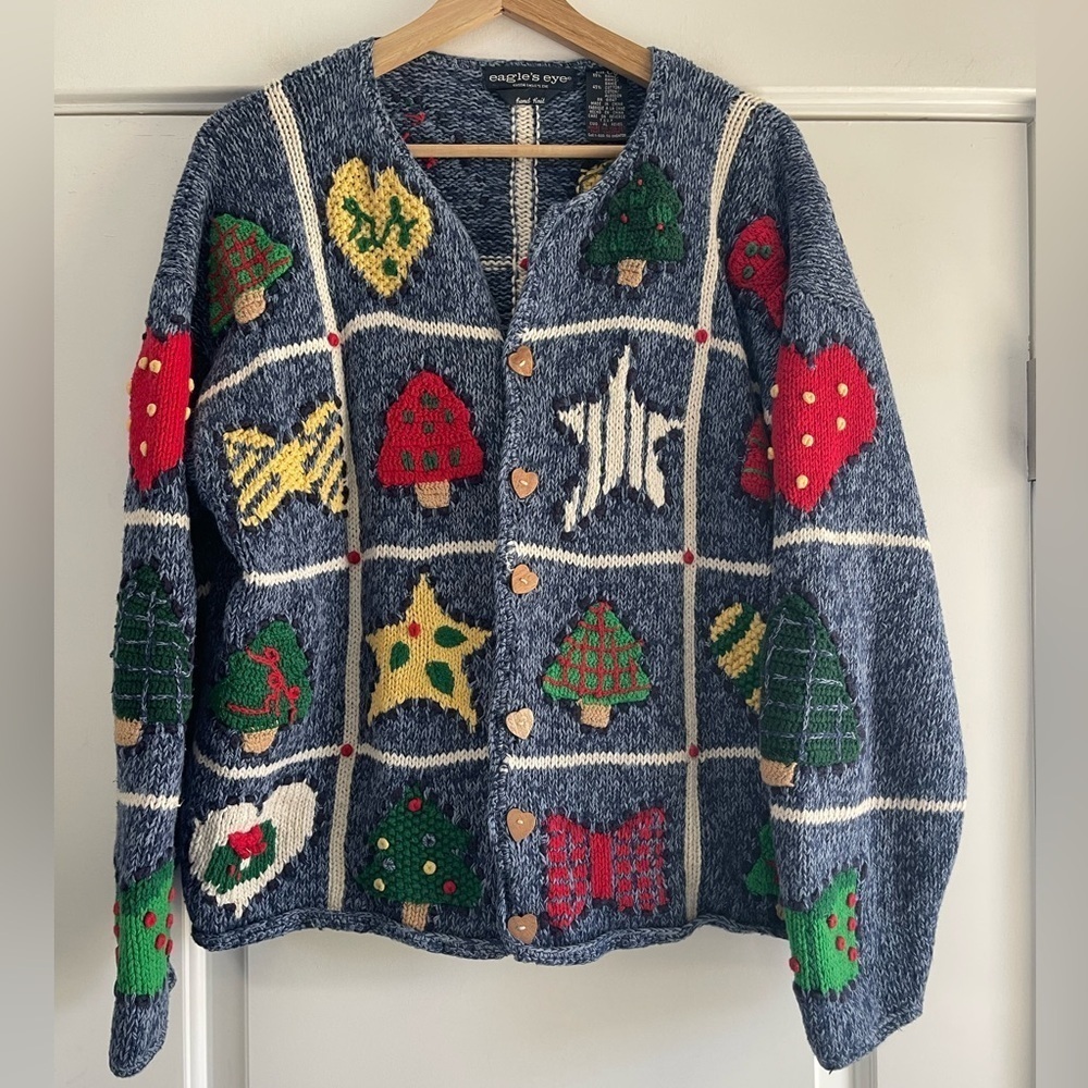 Adorable Eagle’s Eye Hand Knit Christmas Cardigan w/ Wooden Heart Buttons - M